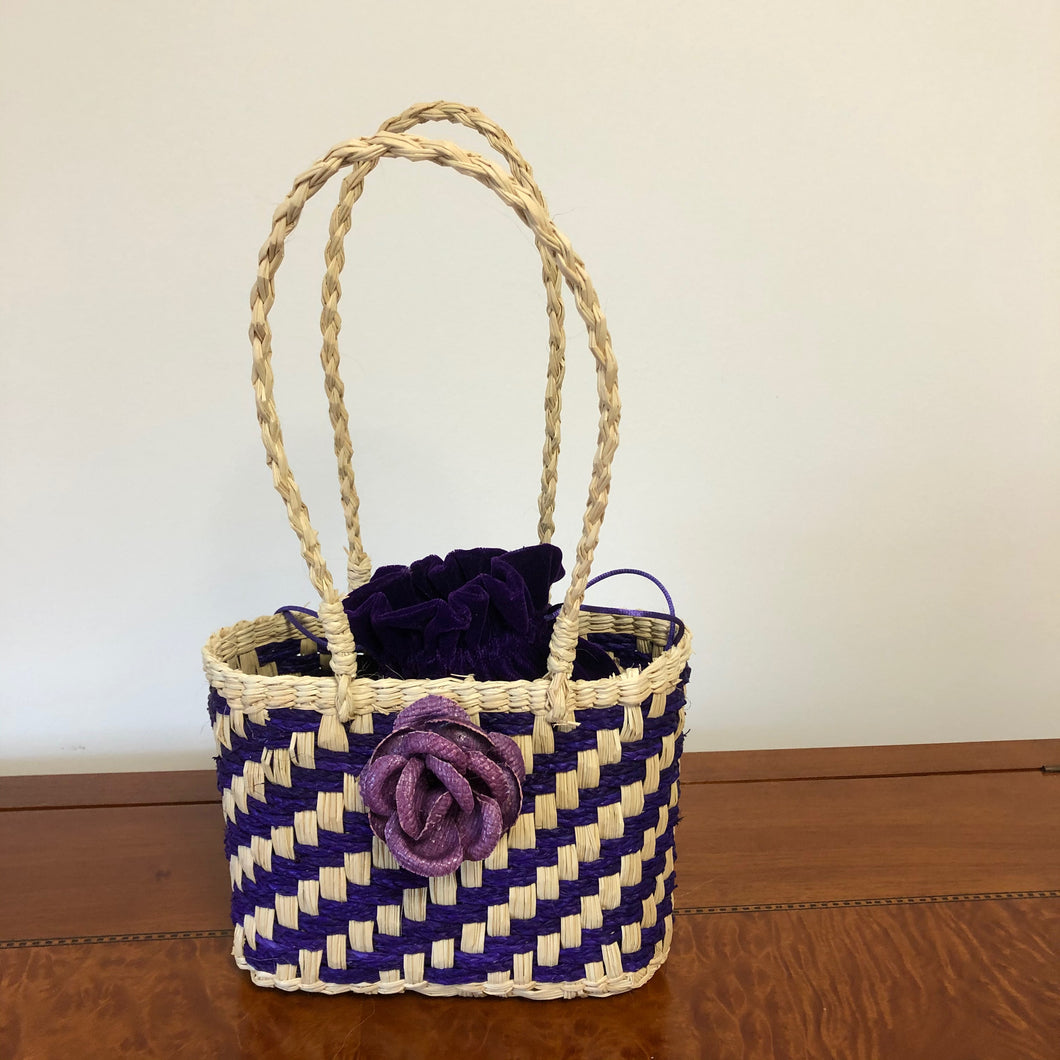 Amia violet paja toquilla bag enriched with a paja toquilla weave purple rose.